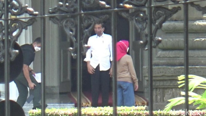 Momen ponsel Presiden Jokowi jatuh di Gedung Agung Istana Kepresidenan Yogyakarta, Rabu (4/5/2022).