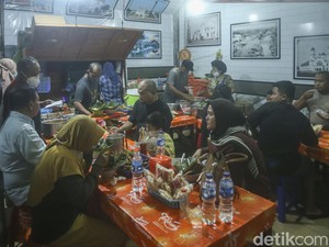 5 Tempat Makan Viral Ini Hanya Jual Satu Menu Saja Tapi Diantre Pembeli