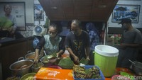 Kepada detikcom (19/04) Yanto selaku pengelola warung Nasi Ayam Bu Wido menyebutkan bahwa warung ini didirikan oleh Wido di tahun 1960. Foto: detikcom/Rifkianto Nugroho