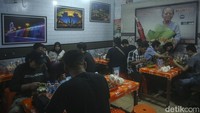 Mungkin kamu dapat dengan mudah menemukan warung makan yang menawarkan nasi ayam. Namun, jika ingin yang penyajiannya unik bisa mampir ke warung Nasi Ayam Bu Wido yang legendaris. Foto: detikcom/Rifkianto Nugroho