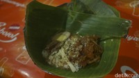 Seporsi nasi ayam dibanderol mulai dari harga Rp 11.000 hingga Rp 26.000, tergantung dengan menu pelengkap apa yang dipilih. Foto: detikcom/Rifkianto Nugroho