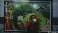 Kondimen utamanya berupa nasi, ayam suwir, tahu bacem, krecek, sayur labu dan kuah. Kuah yang digunakan merupakan kuah opor yang gurih. Foto: detikcom/Rifkianto Nugroho