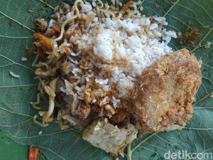 Nikmatnya Nasi Berkat Bungkus Daun Jati Khas Pacitan-Banyak Diburu Pemudik
