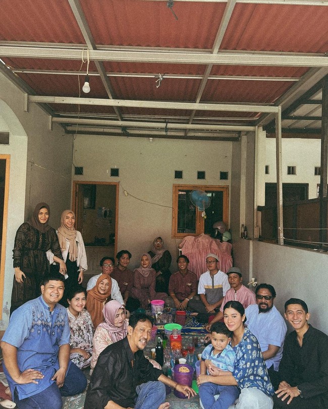 Dalam serangkaian foto yang diunggahnya di Instagram, pesinetron yang akrab disapa Nay tersebut memang tidak memperlihatkan dirinya sudah jadi mualaf. Tapi Nay tampak menikmati waktunya berlebaran di rumah sang ayah, Jamal Mirdad.Foto: Instagram @naymirdad