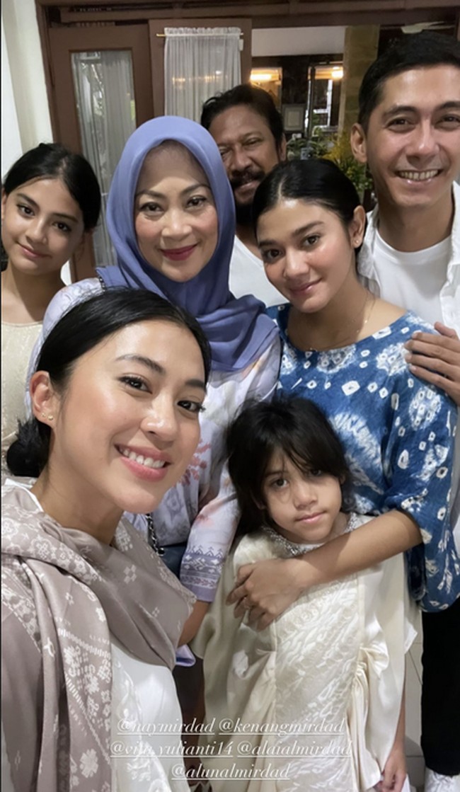 Di Hari Raya, Nay terllihat cantik mengenakan blus bermotif biru dan celana putih. Dalam postingan terbarunya, ia pun mengucapkan selamat kepada yang merayakan Lebaran. Wishing you joy and endless blessings. Happy Eid Mubarak to you and your loved ones! ,Foto: Instagram @naymirdad