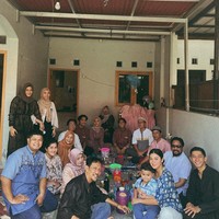 Dalam serangkaian foto yang diunggahnya di Instagram, pesinetron yang akrab disapa Nay tersebut memang tidak memperlihatkan dirinya sudah jadi mualaf. Tapi Nay tampak menikmati waktunya berlebaran di rumah sang ayah, Jamal Mirdad.Foto: Instagram @naymirdad