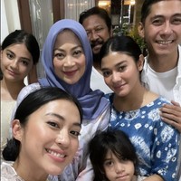 Di Hari Raya, Nay terllihat cantik mengenakan blus bermotif biru dan celana putih. Dalam postingan terbarunya, ia pun mengucapkan selamat kepada yang merayakan Lebaran. Wishing you joy and endless blessings. Happy Eid Mubarak to you and your loved ones! ,Foto: Instagram @naymirdad