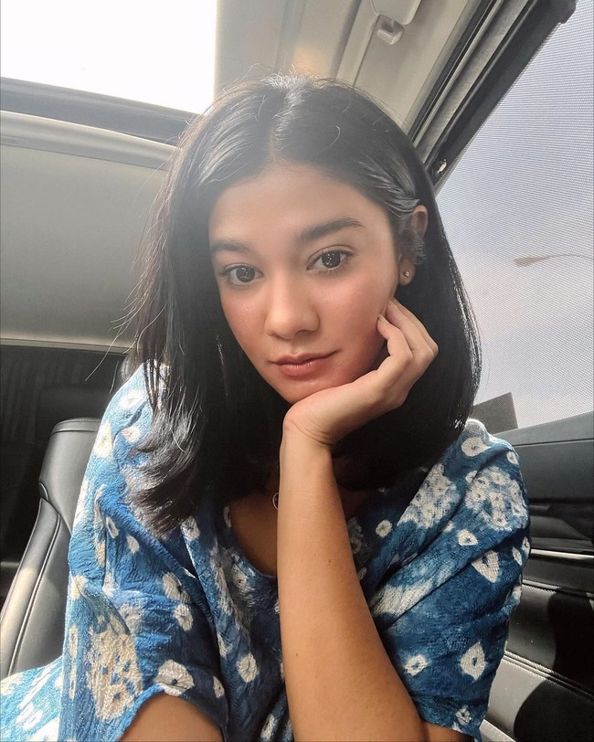 Naysilla Mirdad baru-baru ini sering membagikan potretnya merayakan Lebaran bersama keluarga. Momen tersebut menjadi perbincangan terlebih Naysilla dirumourkan telah memeluk agama Islam.Foto: Instagram @naymirdad