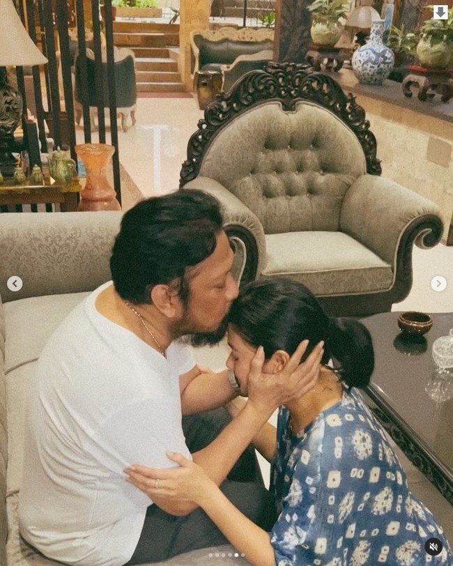 Dalam video yang diunggahnya, anak ketiga dari empat bersaudara itu terlihat melakukan sungkem kepada ayahnya. Wanita 34 tahun itu mencium tangan dan berpelukan dengan Jamal.Foto: Instagram @naymirdad