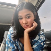 Naysilla Mirdad baru-baru ini sering membagikan potretnya merayakan Lebaran bersama keluarga. Momen tersebut menjadi perbincangan terlebih Naysilla dirumourkan telah memeluk agama Islam.Foto: Instagram @naymirdad