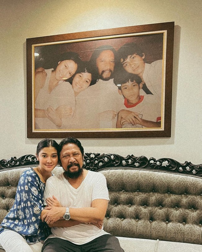 Ini potretnya bersama sang ayah yang diketahui berbeda agama dengan Naysilla dan Nana Mirdad. Dalam berbagai kesempatan, wanita cantik itu memang belum membenarkan kabar ia jadi mualaf tapi meminta didoakan yang terbaik. Begitu juga dengan ayahnya.Foto: Instagram @naymirdad