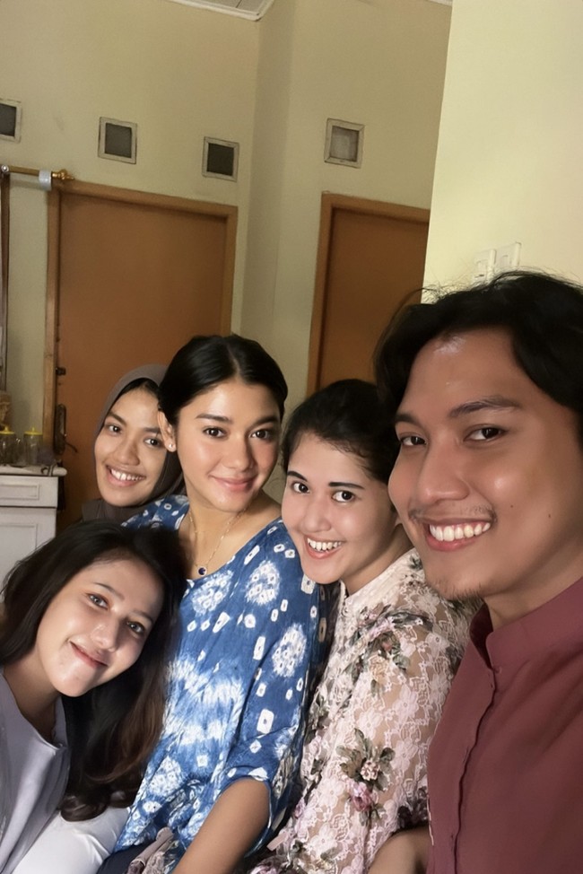 Di momen tersebut, Naysilla Mirdad meluangkan waktu untuk berkumpul dengan para saudara.Foto: Instagram @naymirdad