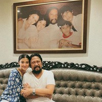 Ini potretnya bersama sang ayah yang diketahui berbeda agama dengan Naysilla dan Nana Mirdad. Dalam berbagai kesempatan, wanita cantik itu memang belum membenarkan kabar ia jadi mualaf tapi meminta didoakan yang terbaik. Begitu juga dengan ayahnya.Foto: Instagram @naymirdad