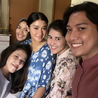 Di momen tersebut, Naysilla Mirdad meluangkan waktu untuk berkumpul dengan para saudara.Foto: Instagram @naymirdad