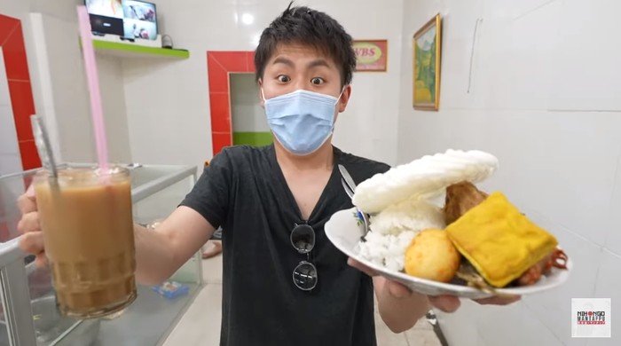 Tiga orang Jepang (Waseda Boys) cobain makan di warteg. Mereka terkejut karena harganya murah.