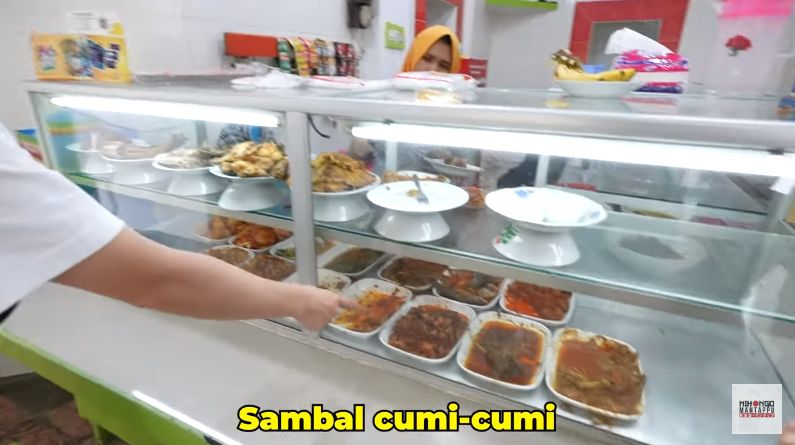 Tiga orang Jepang (Waseda Boys) cobain makan di warteg. Mereka terkejut karena harganya murah.