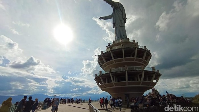 Patung Yesus Buntu Burake di Toraja dipadati wisatawan.