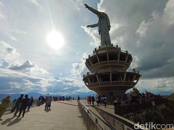 Patung Yesus Buntu Burake di Toraja dipadati wisatawan.
