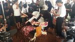 Prosesi Pemakaman Mieke Wijaya Penuh Haru