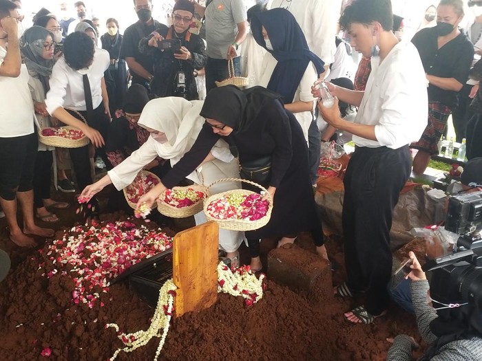 Pemakaman Mieke Wijaya di TPU Tanah Kusir, Jakarta