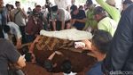 Prosesi Pemakaman Mieke Wijaya Penuh Haru