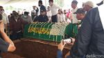 Prosesi Pemakaman Mieke Wijaya Penuh Haru