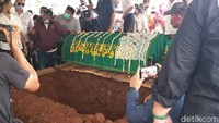Selama prosesi pemakaman, tampak juga beberapa sanak saudara hadir mengikuti prosesi tersebut. Foto: Pingkan Anggraini/ detikHOT