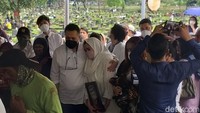 Suami Nia Zulkarnaen, Ari Sihasale, berada di samping istrinya sambil menenangkannya.  Foto: Pingkan Anggraini/ detikHOT