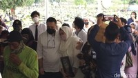 Sang anak, Nia Zulkarnaen pun menangis tersedu-sedu dan selama proses pemakaman tangisannya pecah. Foto: Pingkan Anggraini/ detikHOT
