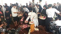 Setelah akhirnya pemakaman Mieke Wijaya selesai, salah seorang kerabat pun menyampaikan pesan terakhir untuk aktris 82 tahun itu.Foto: Pingkan Anggraini/ detikHOT
