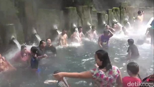 Wisatawan memadati pemandian air panas Guci, Tegal, pada H+2 Lebaran, Rabu (4/5/2022).