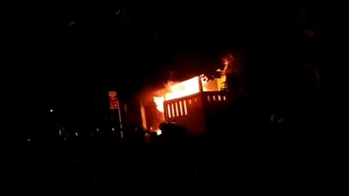 Pembakaran rumah warga di Desa Mareja Lombok Barat, Selasa (3/5/2022).