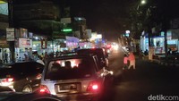 Sementara Kapolres Garut AKBP Wirdhanto Hadicaksono mengatakan, polisi mengimbau agar masyarakat sabar melalui jalur Garut. Wirdhanto memastikan pihaknya berupaya semaksimal mungkin untuk mengurai kemacetan di jalur Kadungora-Leles.