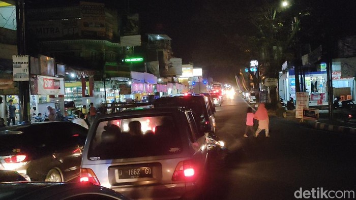 Penampakan Ribuan Pemudik Tinggalkan Garut Malam ini ribuan pemudik meninggalkan Garut via jalur Kadungora-Leles. Selain itu, arus kendaraan menuju tempat wisata juga terpantau makin padat, Rabu, 4/5/2022.