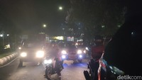Kepadatan terjadi sejak siang tadi. Polisi berupaya melakukan penguraian menggunakan strategi satu arah jalur kendaraan atau one way.