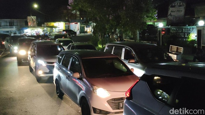 Penampakan Ribuan Pemudik Tinggalkan Garut Malam ini ribuan pemudik meninggalkan Garut via jalur Kadungora-Leles. Selain itu, arus kendaraan menuju tempat wisata juga terpantau makin padat, Rabu, 4/5/2022.