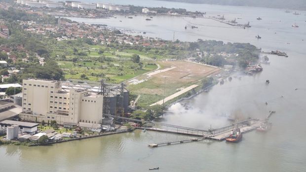 Penampakan terkini kapal-kapal yang terbakar di Pelabuhan Wijayapura, Cilacap, Rabu (4/5/2022).