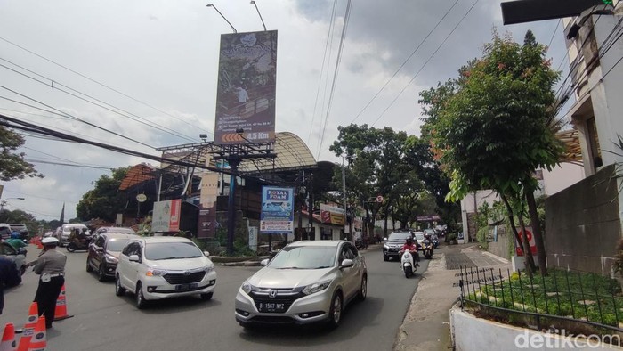 Pengalihan kendaraan menuju kawasan Lembang.