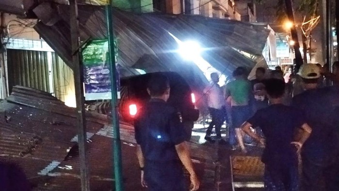 Pengendara mobil diduga mabuk tabrak warung Bakso Dicky di Jalan Gunung Krakatau, Kecamatan Medan Timur, pada Selasa (4/5/2022) malam. (Istimewa).