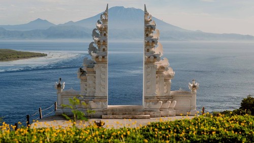 Penida gate, salah satu spot foto berlatar belakang Gunung Agung di Greenkubu Penida.