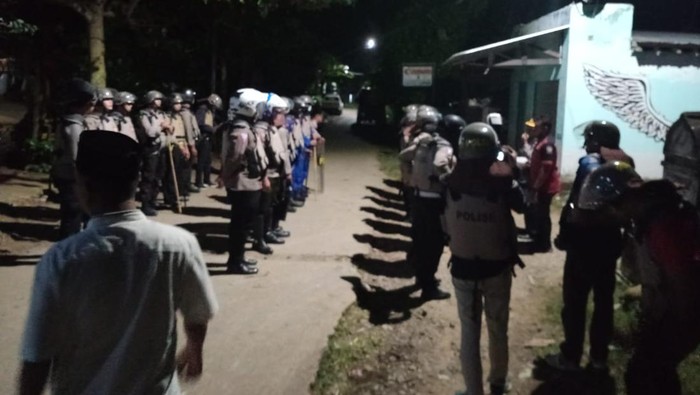Personel kepolisian saat melakukan penjagaan ketat di lokasi bentrok dua kelompok pemuda di Mareje, Lombok Barat