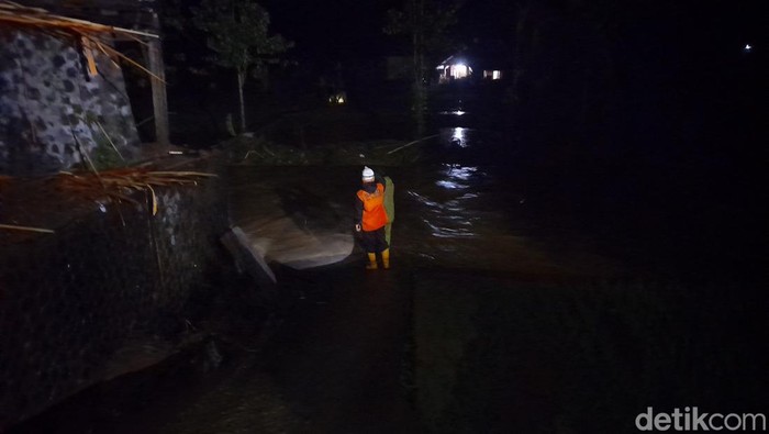 Petugas BPBD Sumedang masih melakukan pencarian seorang bocah perempuan berusia 13 tahun yang terbawa hanyut saat banjir bandang menerjang sungai Cihonje di wilayah Citengah, Kecamatan Sumedang Selatan, Rabu (4/5/2022).