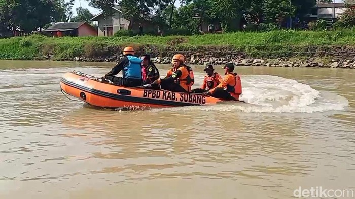 Petugas gabungan dari BPBD Subang dan Damkar Subang saat melakukan pencarian korban menceburkan diri di Sungai Tarum Timur, Kampung Timbangrawa Utara, Desa Pasirmuncang, Kecamatan Cikaum, Kabupaten Subang, Jawa Barat, Rabu (4/5/2022).