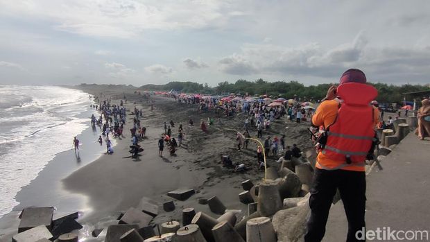 Petugas SAR berjaga di Pantai Glagah, Kulon Progo, DIY, Rabu (4/5/2022).