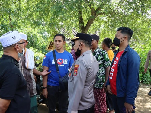 Pihak kepolisian dari Polres Lombok Barat saat memediasi dua kelompok bertikai di Desa Mareje, Lombok Barat.