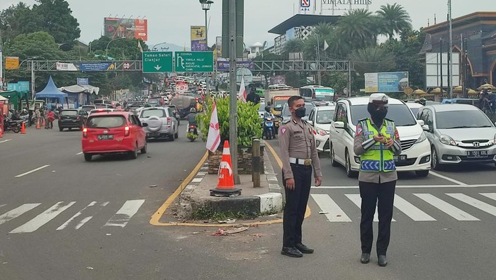 Polisi mengatur lalu lintas di Simpang Gadog