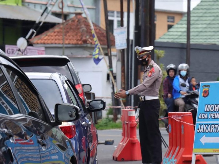 Polisi mengatur lalu lintas di Simpang Tiga Bahagia Ciamis saat terjadi kepadatan arus lalu lintas.