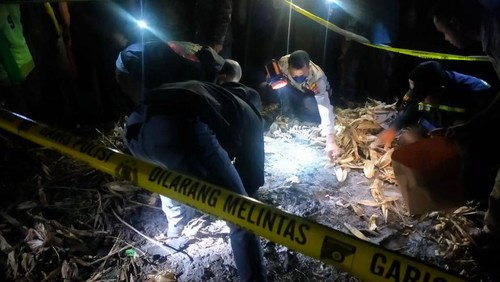 Polisi saat melakukan olah TKP