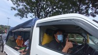 Satu keluarga menggunakan mobil pikap berliburan di TMII hari ini (Fakhri/detikcom)