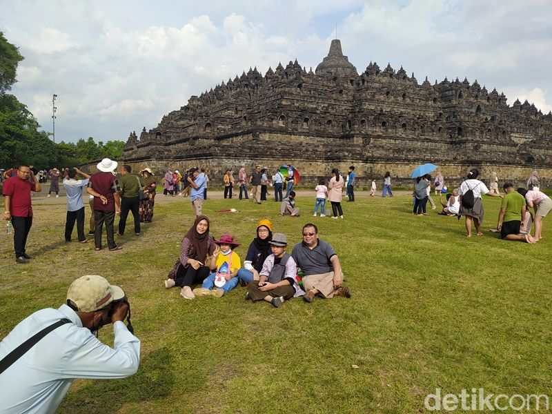 Pengunjung Candi Borobudur di Kabupaten Magelang, Jawa Tengah, hari ini mencapai belasan ribu orang. Jumlah kunjungan wisatawan mengalami peningkatan yang signifikan, Rabu, 4/5